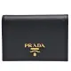 【PRADA 普拉達】經典品牌金色浮雕LOGO防刮牛皮暗釦短夾(黑1MV021-SAFFIANO METAL-NERO)