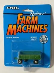 Ertl 1/64 John Deere JD Green Barge Wagon 5529 NIB