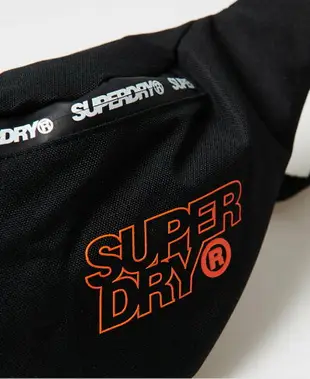 跩狗嚴選 極度乾燥 Superdry 運動 腰包 側背包 背包 流浪包 隨身包 軍綠 黑色 迷彩