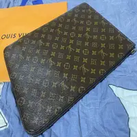 在飛比找PopChill優惠-[二手] Louis Vuitton 老花 筆電包 手拿包