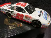 Kevin Harvick #29 GM Goodwrench #2319/4200 Oreo 1/24 2001 Rookie Year RCCA Elite