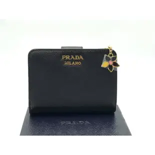 Prada 1ML018 Saffiano 倒三角標 Logo 小花拉鍊二折短夾 黑色