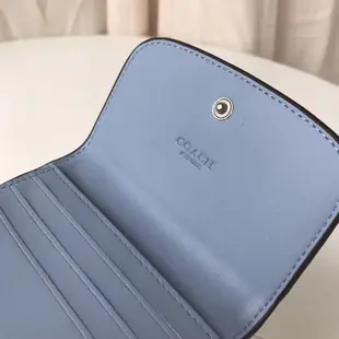 空姐精品代購 COACH 87589 新款女士立體馬車logo三折短款錢夾 後置拉鏈零錢袋 多卡位大容量 附代購憑證