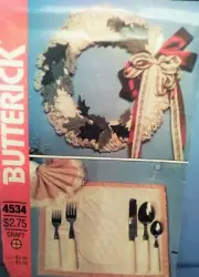 Butterick Christmas Craft Pattern 4534, 16" Wreath & 12" Pineapple Placemat Set