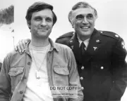 ALAN ALDA & FATHER ROBERT IN "M*A*S*H" MASH 1975 - 8X10 PUBLICITY PHOTO (DA-689)