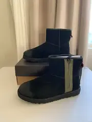 NEW UGG MEN CLASSIC MINI ZIP WATERPROOF BOOT BLACK (SIZE 9)
