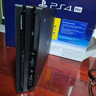 販售二手 SONY 索尼 PS4 PRO 7218B主機 容量1TB 含兩手把