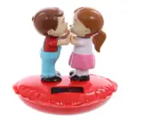 Cute Kids Kissing On A Heart Solar Novelty Solar Powered Moving Valentines Toy