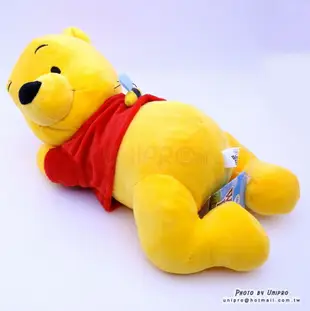 【UNIPRO】迪士尼 小熊維尼 Winnie the Pooh 側趴姿 蜜蜂 維尼 絨毛玩偶 娃娃 32公分