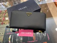 在飛比找Yahoo!奇摩拍賣優惠-☆最愛二手精品☆ PRADA 近全新黑色防刮牛皮金三角牌LO