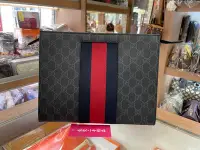 在飛比找Yahoo!奇摩拍賣優惠-☆最愛二手精品☆ GUCCI 黑色 PVC 藍紅藍拉鍊手拿包