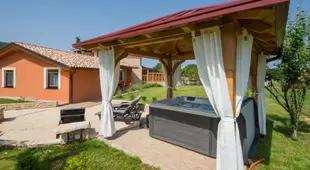 Attractive Holiday Home with Pool bubble bath Patio Courtyard