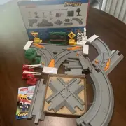 GEOTRAX TRAIN ROAD TRACK PACK TRAFFIC SIGNAL BILLBOARD TREE L9184