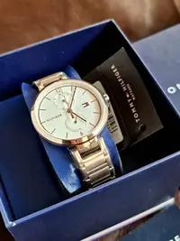 在飛比找Yahoo!奇摩拍賣優惠-Tommy Hilfiger 白色錶盤 玫瑰金色錶帶 石英 