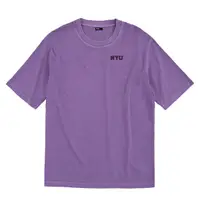在飛比找Yahoo奇摩購物中心優惠-NCAA 短T 紫 NYU 水洗 刺繡LOGO 寬版 短袖 