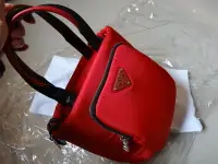 在飛比找Yahoo!奇摩拍賣優惠-Alice~全新 專櫃 正品 Prada 硬挺帆布包 超美紅