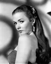 ACTRESS PIPER LAURIE - 8X10 PUBLICITY PHOTO (WW328)