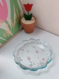 在飛比找Yahoo!奇摩拍賣優惠-日本中古SOGA 花朵藤浮雕 玻璃皿 玻璃盤 甜品盤 甜點盤