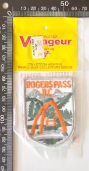 VINTAGE ROGERS PASS BRITISH COLUMBIA SOUVENIR PATCH WOVEN CLOTH SEW-ON BADGE