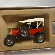 1:43 Ford Model T 1915. C863 Corgi Collector's Classics Red White Canopy