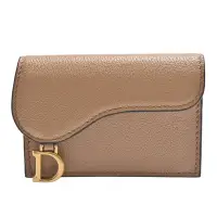 在飛比找Yahoo奇摩購物中心優惠-Dior 經典SADDLE系列山羊皮D墜飾翻蓋萬用卡夾(棕色