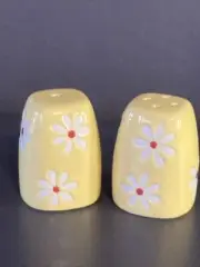 Pfaltzgraff Floral Mini Yellow Salt & Pepper Shakers Daisy Flowers 2" Dazee Sun
