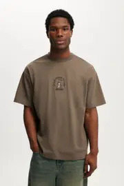[Cotton On Men] Cotton On Men - Box Fit Graphic T-Shirt - Cedar brown/opening party M CEDAR BROWN/OPENING PARTY