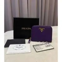 在飛比找蝦皮購物優惠-PRADA 普拉達 經典金色浮雕LOGO 牛皮拉鍊卡夾/零錢