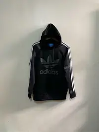 在飛比找Yahoo!奇摩拍賣優惠-adidas 男 黑色品牌線條字母印花連帽T恤 / 36