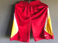 在飛比找Yahoo!奇摩拍賣優惠-NIKE 2011 夏日籃球聯盟 NSL 亮面紅白緞面球褲 
