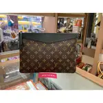 二手正品 LOUIS VUITTON LV 近全新黑色皮革拼原花老花字紋拉鍊手拿包 M62048 C4210