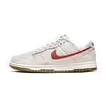 NIKE WMNS DUNK LOW SE 85 女鞋 米白紅色 雙勾 解構 麂皮 休閒鞋 DO9457-100