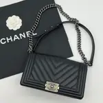 【哈極品】美品《CHANEL 香奈兒 黑銀荔枝皮山形紋25公分BOY鍊包/肩背包/斜背包》