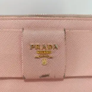 PRADA 真品馬卡龍粉色寬版蝴蝶結拉鍊長夾皮夾/發財包/手拿包/錢包 正品miumiu