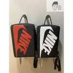 【AND.】NIKE SHOE BOX 鞋袋 鞋盒 大勾 健身包 手提包 黑紅/黑白 DA7337-010/013矗紅