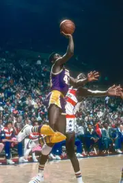Lucius Allen Los Angeles Lakers shoots over Jimmy Jones Washingto- 1976 Photo