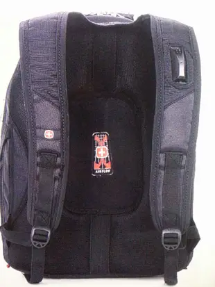 全新品瑞士十字品牌雙肩背包黑色系多袋容量，尺寸46x32x22公分，只有一件賣完即沒，虧本低價出賣，名品背包布料品質一流