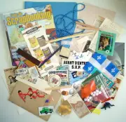 JUNK DRAWER LOT EPHEMERA **** LOT D'OBJETS DE FOND DE TIROIR.