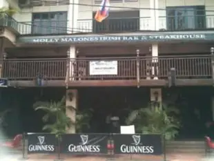 莫莉白龍愛爾蘭酒吧賓館Molly Malone's Irish Bar & Guesthouse