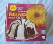 Vintage Mid Century Nordic Ware Poppy w/White Bundt Cake Pan 12 c. Box & Recipes