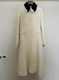在飛比找Yahoo!奇摩拍賣優惠-#外套 miumiu 米白色滿鉆蝴蝶結領大衣外套，36碼，千