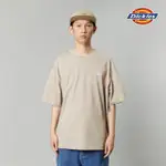 【DICKIES】男女款砂岩灰純棉胸前簡約刺繡LOGO休閒短袖T恤｜DK012964SS0