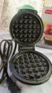 DASH Aqua Green Round 4" MINI Electric WAFFLE MAKER DMW001AQ