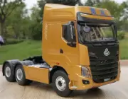 LIUQI Chenglong H7 3.0 space cab tractor golden 1/24 DIECAST Pre-built Model
