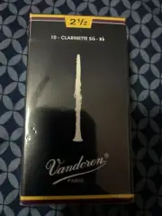 Vandoren CR1025 Traditional BB Clarinet Reeds (2.5 Strength) - Box of 10
