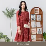 【MEDUSA 曼度莎】現貨-印花紋理磚紅綁帶雪紡洋裝（M-XL）｜洋裝 連身裙 雪紡 冬新品(201-92306)