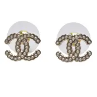在飛比找momo購物網優惠-【CHANEL 香奈兒】經典小雙C LOGO珍珠鑲飾穿式耳環