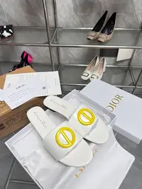 在飛比找Yahoo!奇摩拍賣優惠-Connie二號店#Dior 迪奧字母扣拖鞋尖頭拖鞋白色平底