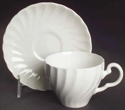 Vintage NEW SET OF 4 JOHNSON BROTHERS FLAT CUPS & SAUCERS in Regency Pattern