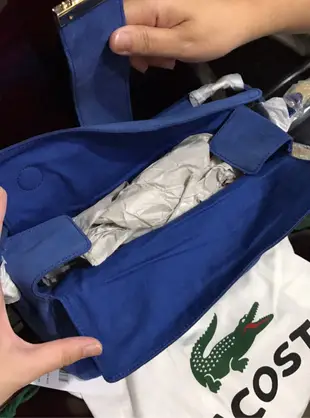 《全新》LACOSTE鱷魚牌麂皮磁扣肩背包